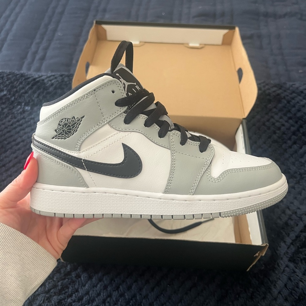 Jordan 1 Mid Barely Worn